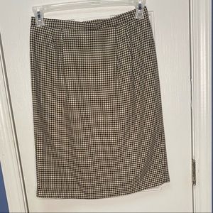 Women’s Chaus 100% wool houndstooth pattern mini